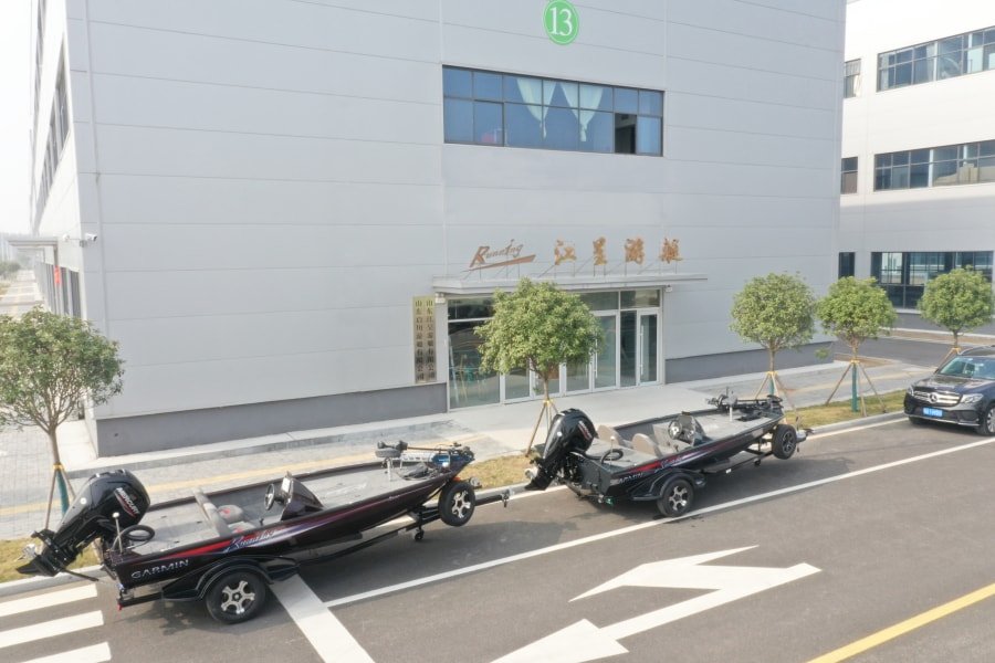 Pontoon fishing boat 496